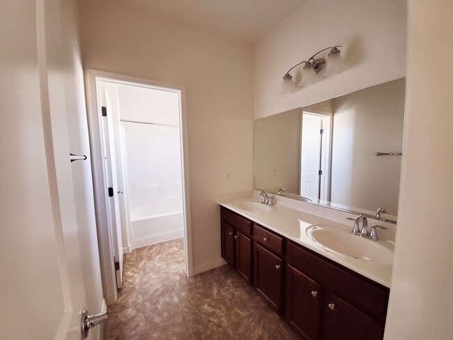 Building Photo - 3 BEDROOM HOME WITH ROOFTOP DECK! STRIP VIEWS!