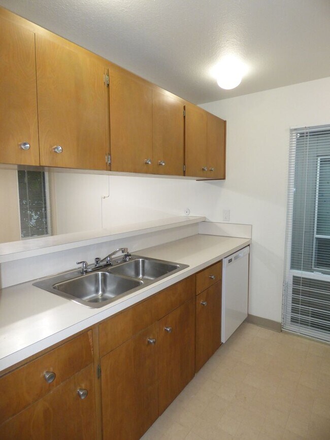 Building Photo - Rent Special: 1/2 Off May's Rent!! - Upstairs 2 Bedroom Unit