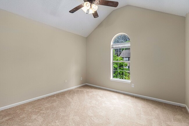 Building Photo - Large 3 Bedroom 2.5 Bath Home