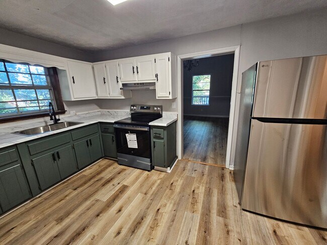 Building Photo - 3 Bedroom, 1 Bathroom- Home in South Rome!