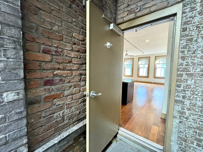 Building Photo - 641 Walnut St