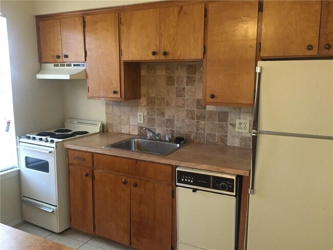 Building Photo - 619 W 37th St