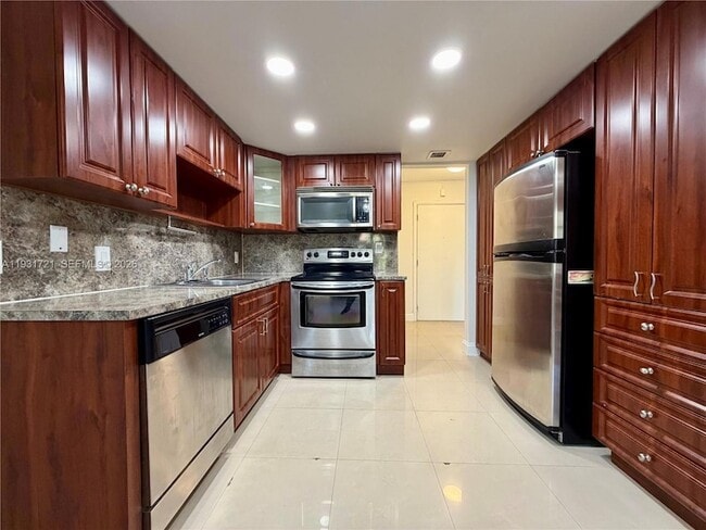 Building Photo - 10651 SW 108th Ave