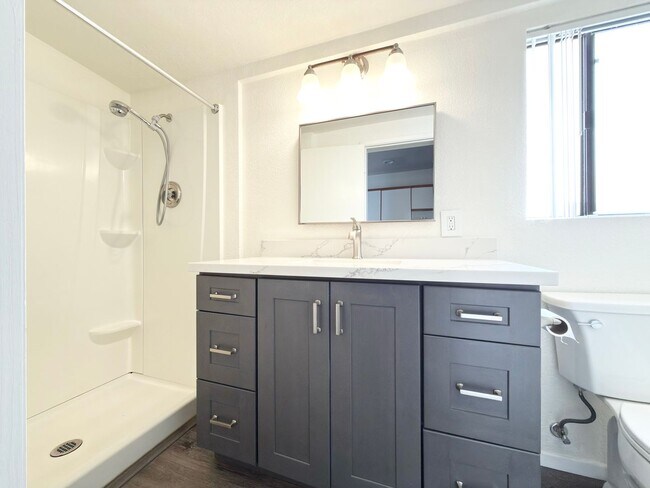 Building Photo - Charming Cottage in Oceanside!