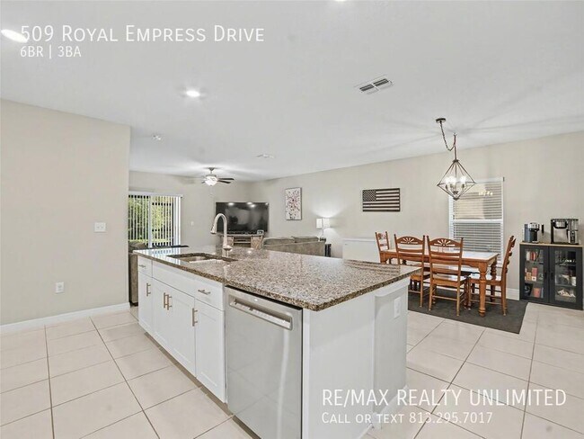 Building Photo - 509 Royal Empress Dr