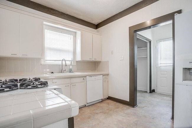 Building Photo - Well Maintained 3 Bed, 2 Bath in Establish...