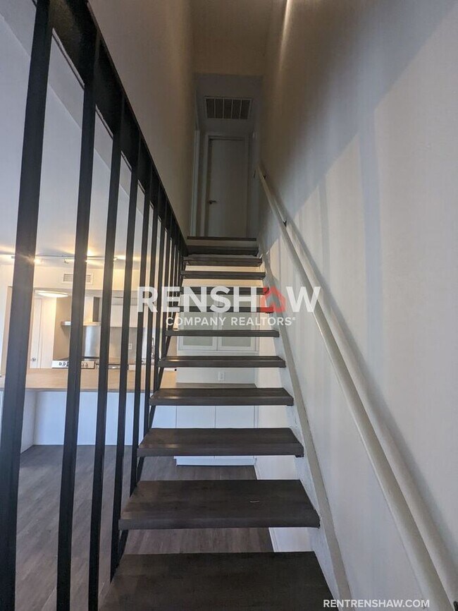 Building Photo - 6748 Meadow Oak Place - Renovated To Perfe...