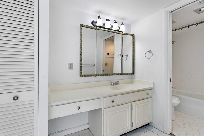 Building Photo - 2425 Presidential Way