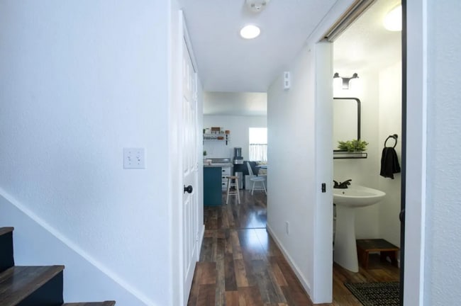 Building Photo - 1228 E Waterview St