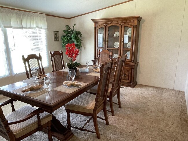 Building Photo - Furnished 3 bedroom 2 full bathroom Manufa...