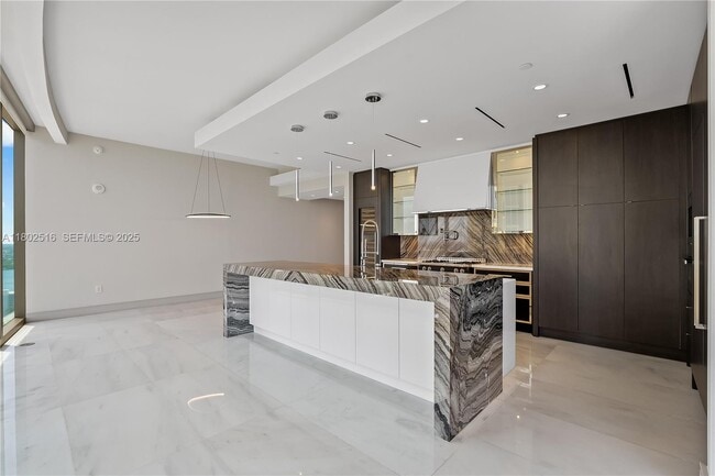 Building Photo - 17901 Collins Ave