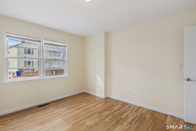 Building Photo - 17 Artic St