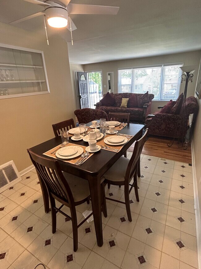 Building Photo - 937 Edgehill Dr