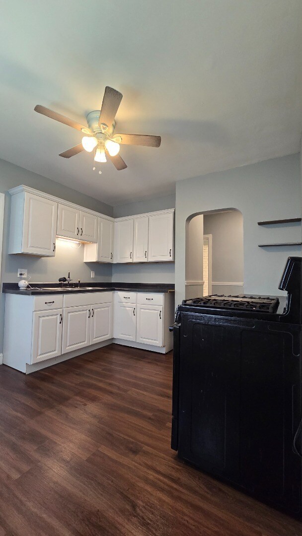 Building Photo - Renovated 3BR/1.5BA | 1,200 Sq Ft | Pet Friendly | Off-Street Parking | Available