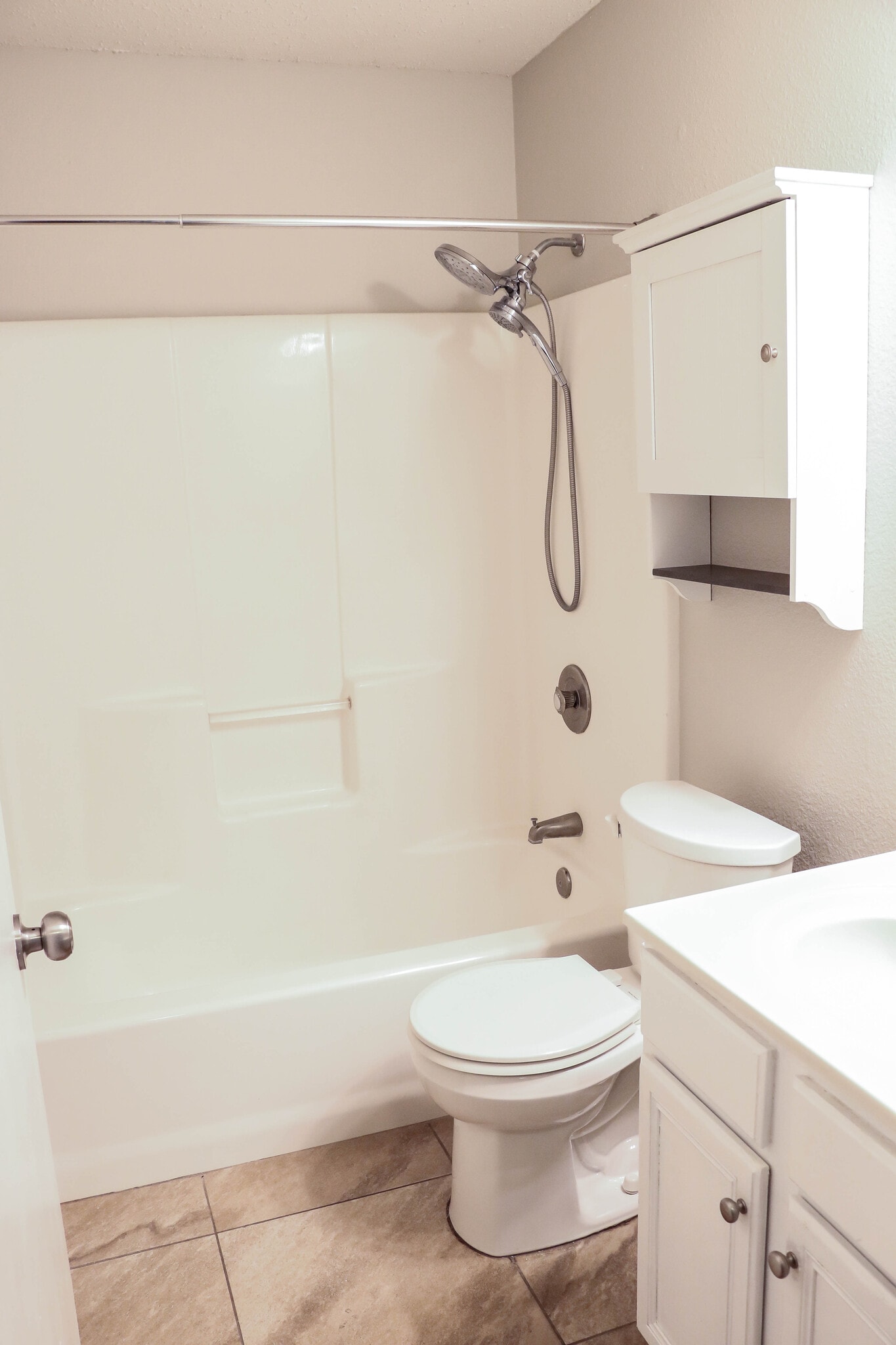 Hall Bathroom - 1013 Cupertino St