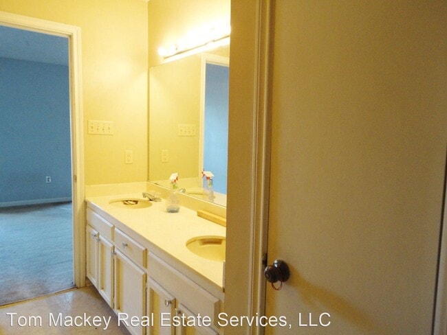Building Photo - 2 br, 1.5 bath House - 402 LONGWOOD COURT #B