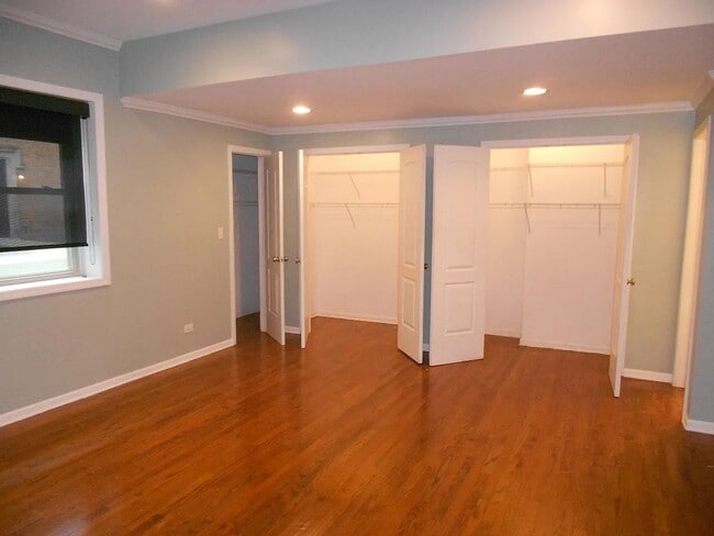 Building Photo - Spacious Apartment in Chicago (Roger's Park)
