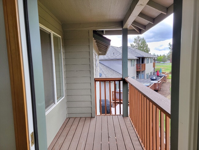 Building Photo - 1085 Golden Pheasant Dr