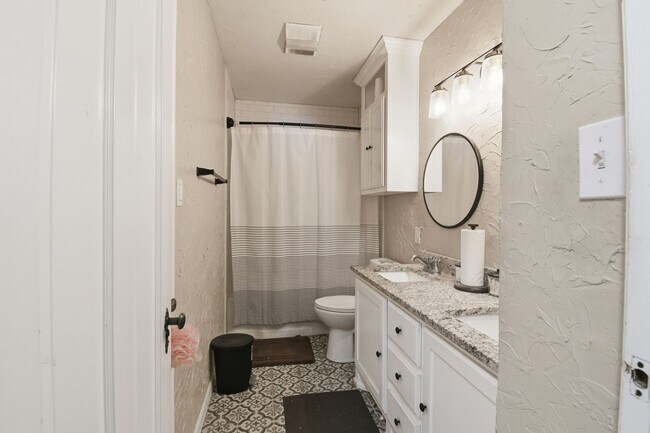 Building Photo - Spacious Home near I-244