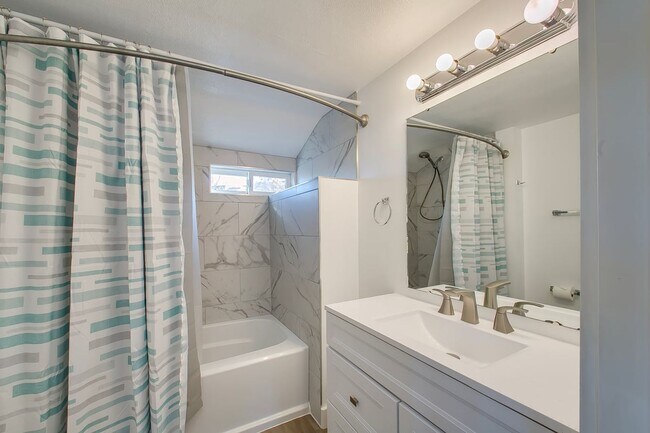 Building Photo - Charming 3-Bedroom Home with Spacious Base...