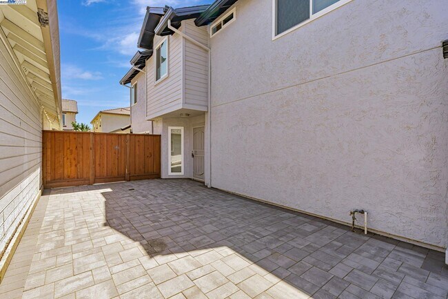 Building Photo - 390 Grovewood Loop N