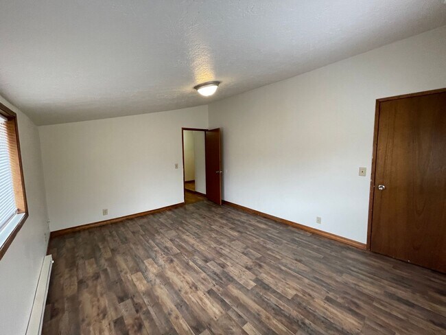 Building Photo - 1111 E Newark Ave