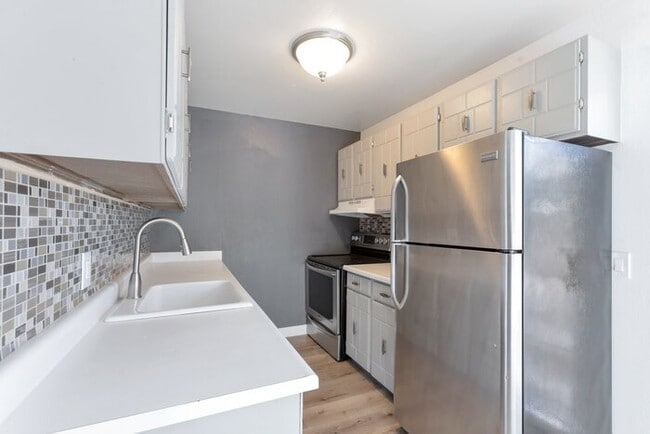 Building Photo - Inviting Townhome w/ 2-car Carport off the...