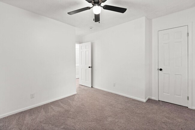 Building Photo - 1303 W Meadowview Rd