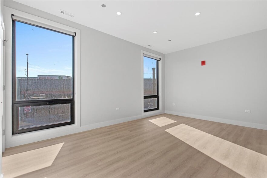 Building Photo - 3953 W Dakin St