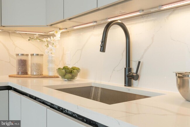 Building Photo - 1421 E Columbia Ave