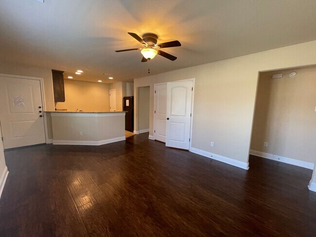 Building Photo - Classically Styled 3/2 In Wonderful Weathe...
