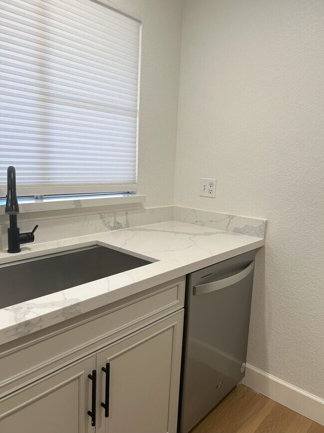 Building Photo - 2 Bedroom/2 bath Condo in the Mission de L...