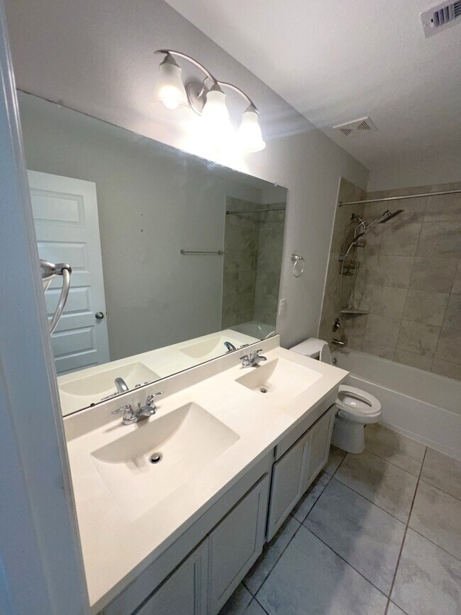 Building Photo - 7118 Fannin St