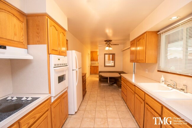 Building Photo - Beautiful Three Bedroom in Great Camas Nei...