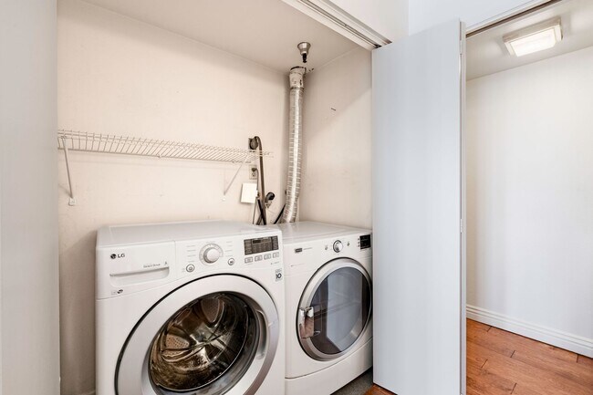Building Photo - Modern Condo with over 1300 Square Feet wi...