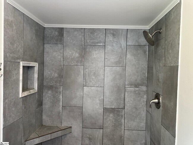 Building Photo - 126 Inglewood Way