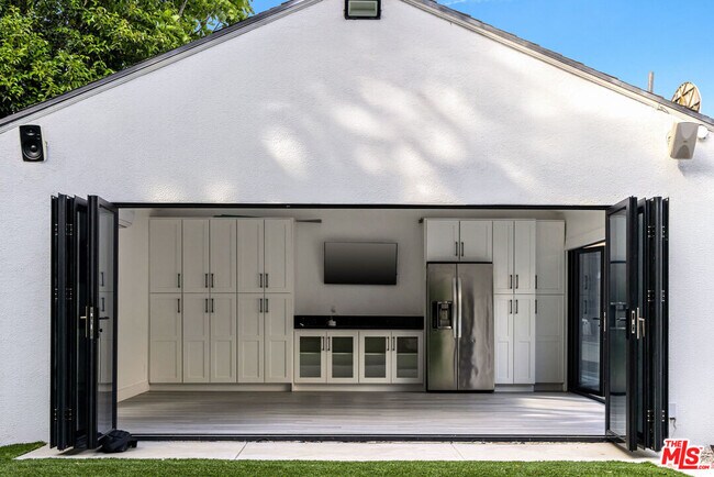 Building Photo - 4051 Beverly Glen Blvd