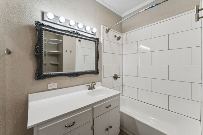 Building Photo - 3/2 Remodeled Home in Lampasas