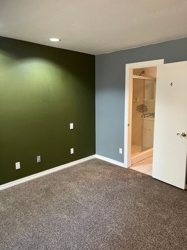 Building Photo - Available Now! 4 bedroom, 2.5 bath unit