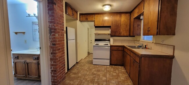 Building Photo - Charming 1 Bedroom Home With Bonus Area