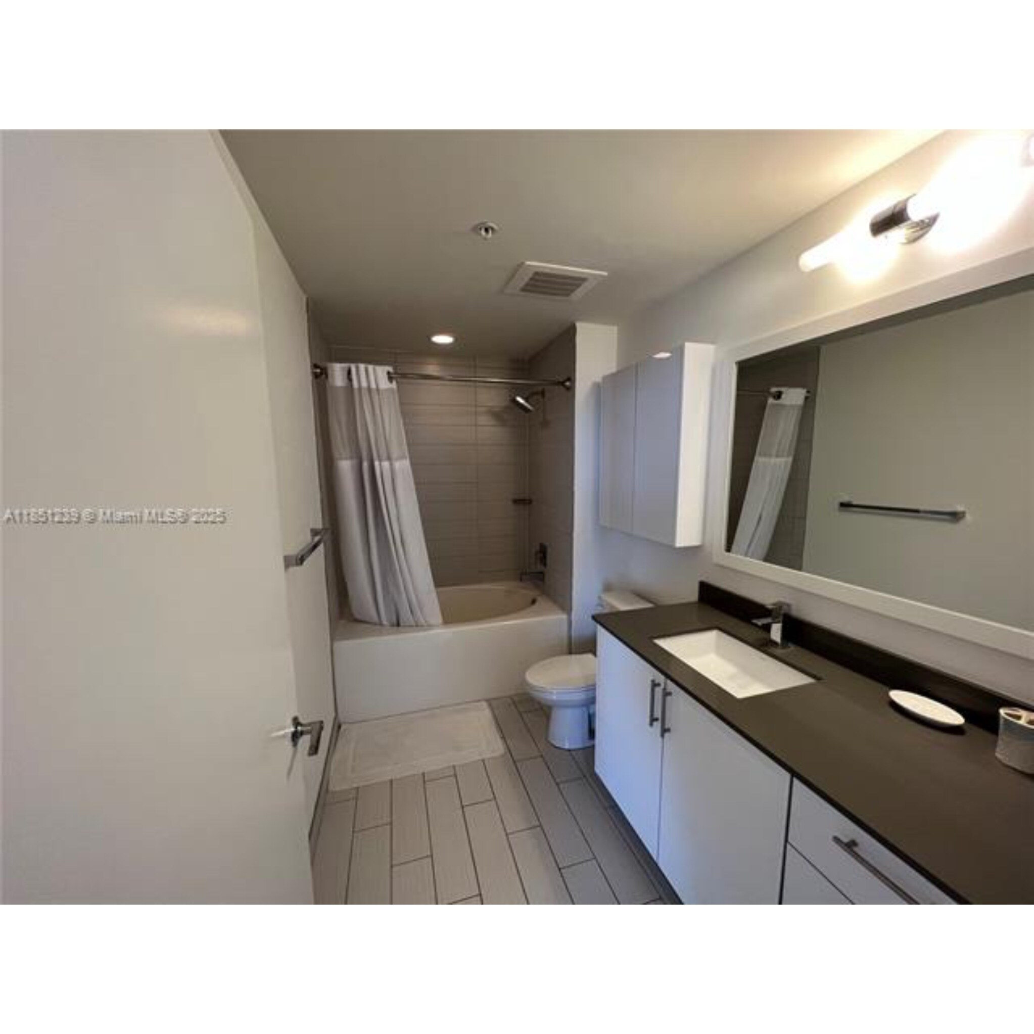 Building Photo - 999 SW 1st Ave