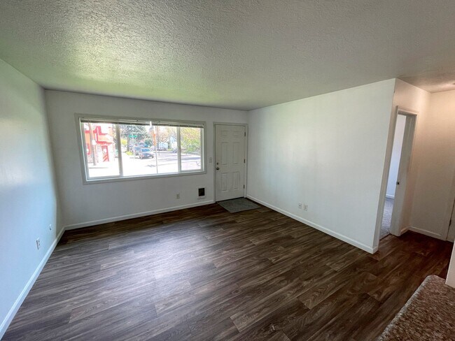 Building Photo - Fantastic 1 Bedroom Apartment in St Johns with Updated Kitchen
