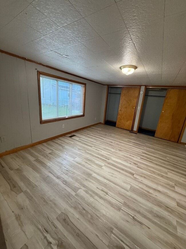 Building Photo - Four Bedroom Two Bath Home in Huntington