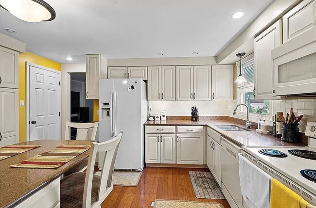 Building Photo - Charming Home! 4 Bedroom 2.5 Bathroom - Hopewell