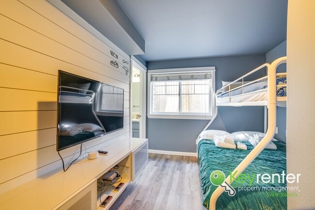 Building Photo - Beautifully Renovated 3 Bed Townhome in Prime North Seattle Location