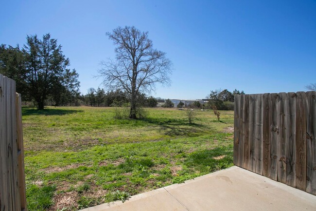 Building Photo - Charming Townhome in Lebanon!