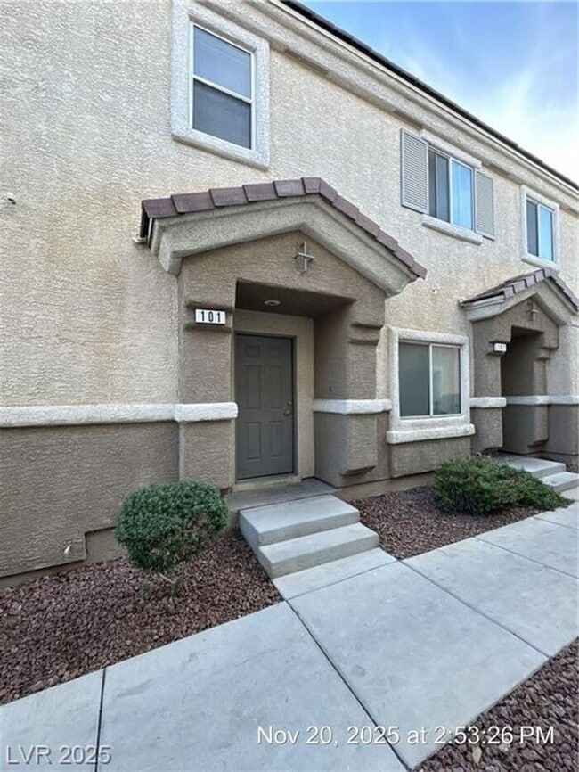 Building Photo - Fantastic SE townhome in a gated community!