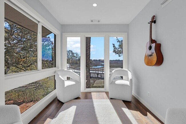 Building Photo - "Coastal Comfort Awaits: Spacious 3-Bed, 3-Bath Furnished Retreat in Moss Creek on the Marsh!"