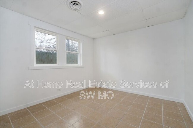 Building Photo - 3342 E Linwood St