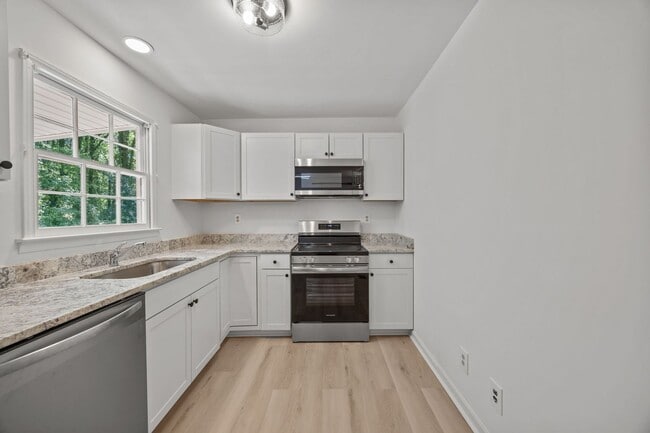 Building Photo - Updated Ranch in North Raleigh, New Floors and Paint, Rear Deck, Pet Friendly!